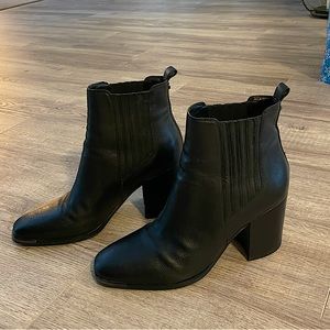 Near perfect condition Marc Fisher black leather booties